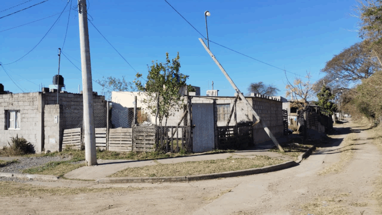 Palpalá: vecina lleva días con un poste de luz a punto de caer sobre su casa