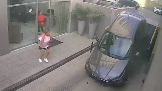 Una conductora cayó con su auto al olvidar bajar la rampa del estacionamiento en Lomas de Zamora