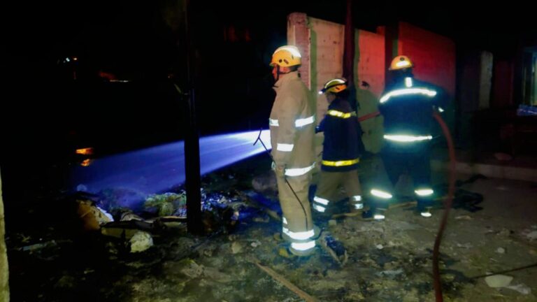 Se incendió un sector cercano al canchón del Secundario Nº 6 y causó gran susto en los estudiantes