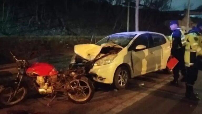 Automóvil embistió una motocicleta y su conductor se estrelló con el parabrisas