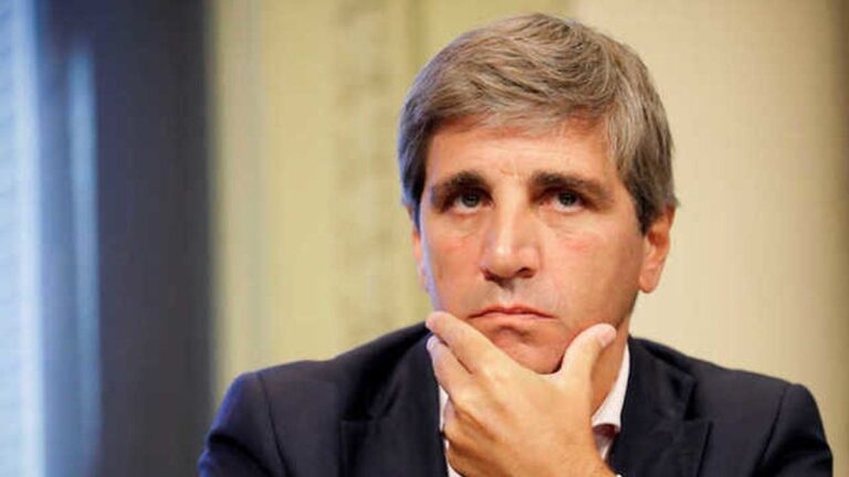 Luis Caputo seca la plaza de pesos por el «ruido electoral manifiesto»