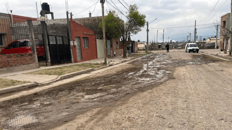 Vecinos de Alto Comedero, cansados de hacer reclamos por pérdidas de agua