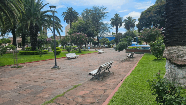 La Plaza Central de Perico se volvió un peligro
