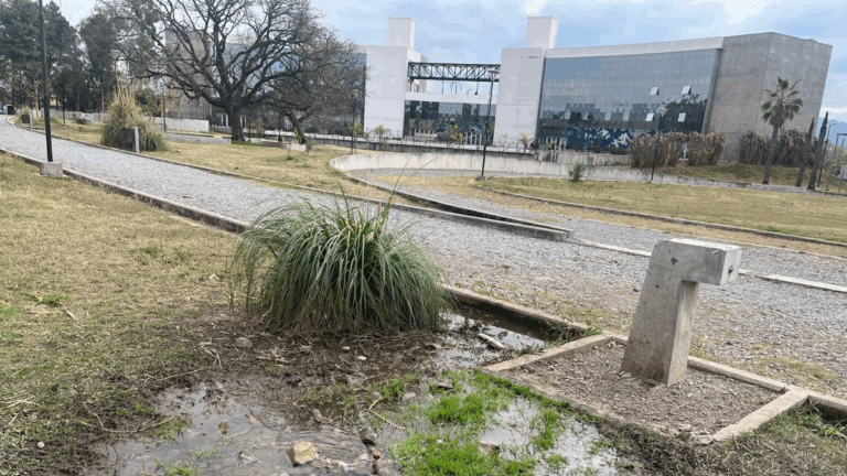 La plaza del Complejo Ministerial con pérdidas de agua desde hace meses