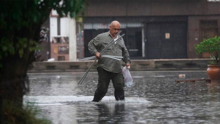 Ciclogénesis: a qué números de teléfono llamar en el AMBA en el caso de inundación este martes de tormentas
