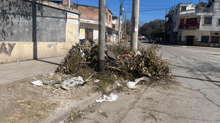 Falta de iluminación y acumulación de basura, problemas en Mariano Moreno