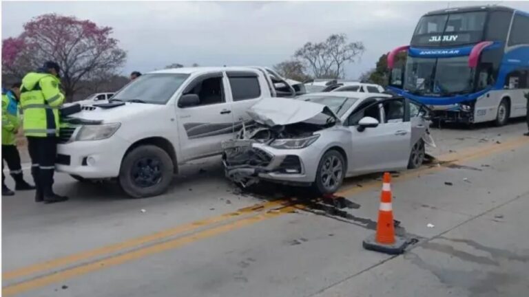 Colectivo de larga distancia y otros cuatro vehículos chocaron en el límite entre Jujuy y Salta