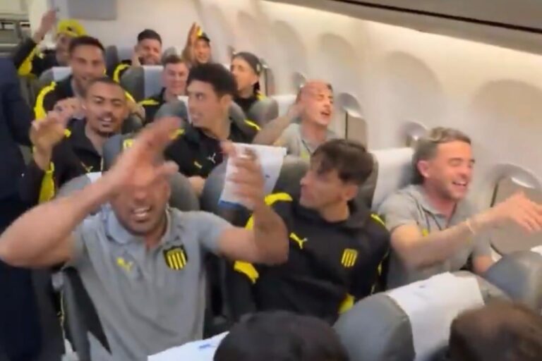 Aerolíneas criticó a los jugadores de Peñarol por cómo se comportaron en el vuelo hacia la Argentina