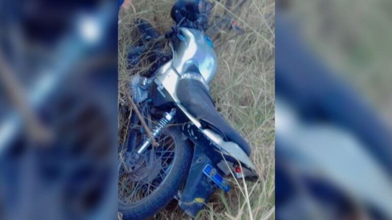 Le robaron la motocicleta a una mujer desde la puerta de su trabajo en Alto Comedero