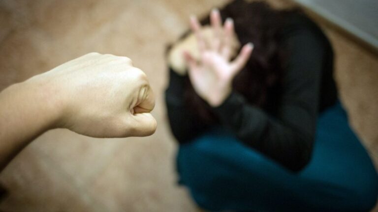 Detuvieron a un joven por golpear a su pareja y agredir a efectivos policiales