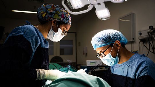 Implante auditivo por vía ósea: una alternativa para mejorar la audición en Hospital Privado