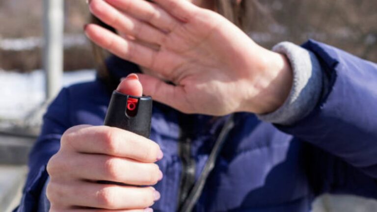 Se defendió de un asalto tirándole gas pimienta al ladrón, que igual le robó la mochila