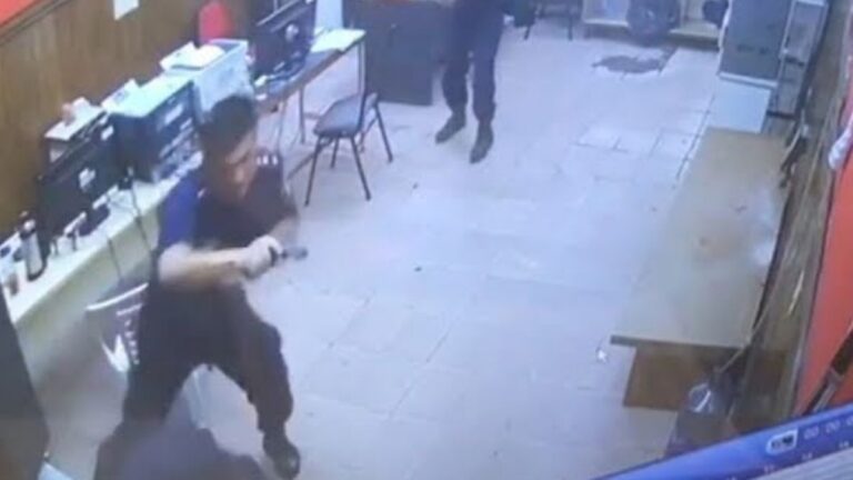 Golpes en una comisaría: mujer descubrió a su pareja policía en ropa interior con una compañera