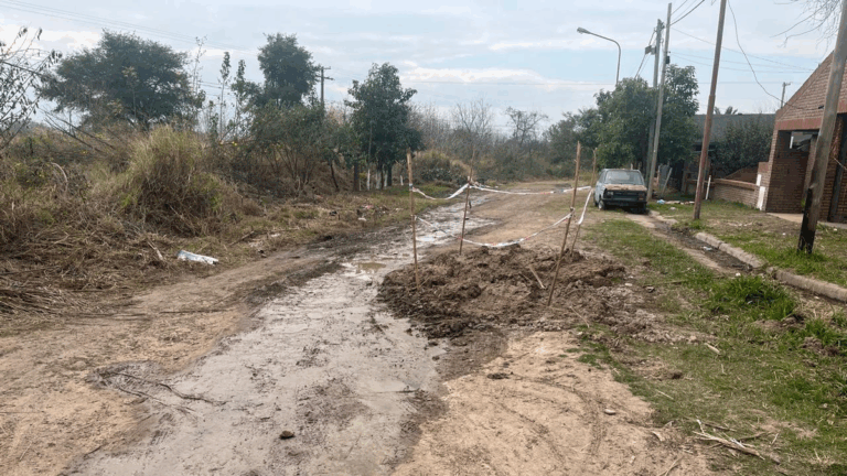 Las pérdidas de agua en la Avenida Intersindical afectan a los vecinos