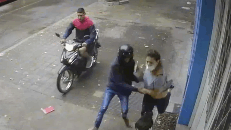 En pleno centro y en de día, motochorros asaltaron a una mujer en San Pedro