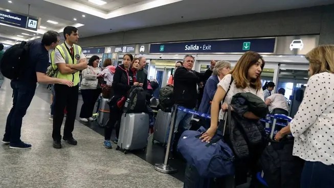 Sigue el paro de controladores aéreos: cancelaciones y demoras de vuelos en todo el país