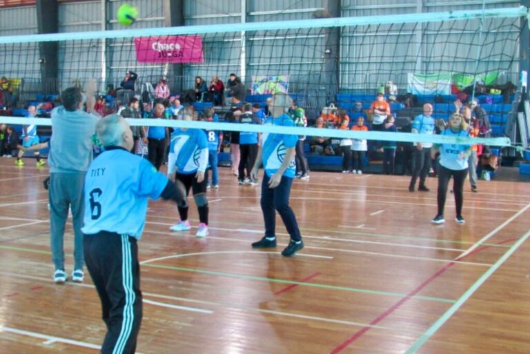 Clases de newcom gratuitas para adultos mayores en el Instituto del Deporte