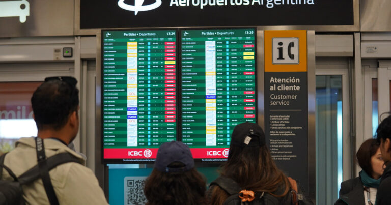 Aerolíneas advirtió que el paro de controladores aéreos de este martes afectará a casi 180 vuelos y a más de 15 mil pasajeros
