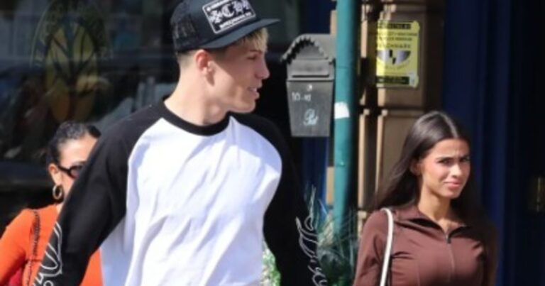 Crece el malestar con Alejandro Garnacho: mientras se define su salida, fue fotografiado con dos influencers