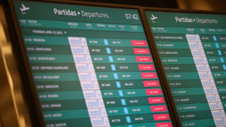 El Gobierno advirtió por posibles denuncias y multas millonarias ante el paro de controladores aéreos