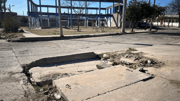 Tras el reclamo público, taparon el tremendo pozo de Mariano Moreno
