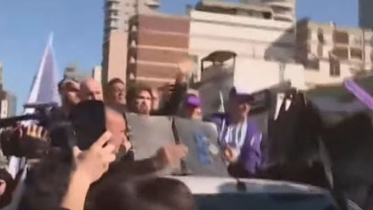 Atacaron la caravana de Milei en Lomas de Zamora y evacuaron a toda la comitiva