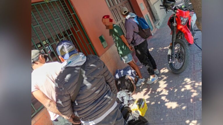 Eran buscados y los atraparon robando baterías de autos en barrio Gorriti