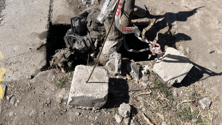 Barrio Santa Rita: más de un año con un pozo que genera complicaciones