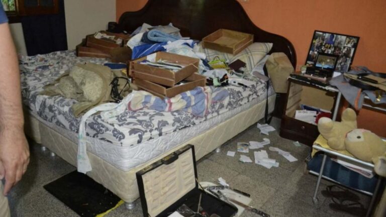 Violentaron un portón, entraron a una casa y se llevaron 1.6 millones de pesos