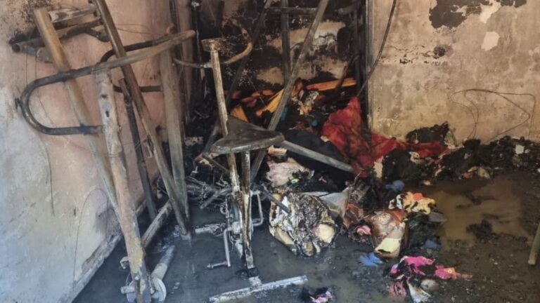 Por la quema de basura, se incendió una casa y vecinos rescataron a un hombre discapacitado