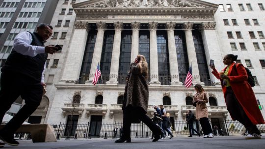 Economistas prevén que EE.UU. enfrente débil crecimiento y mayor inflación hasta 2026