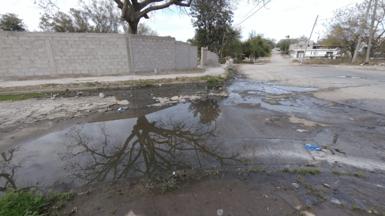 Más de un mes con pérdidas de líquidos cloacales en Palpalá