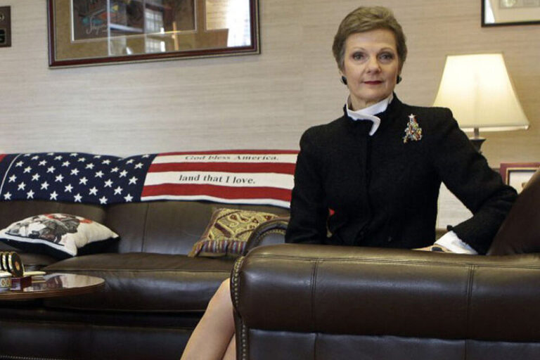 La amiga de los buitres arremete de nuevo