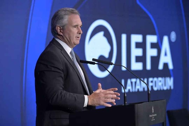 El Gobierno responsabilizó a un banco chino por la suba del dólar