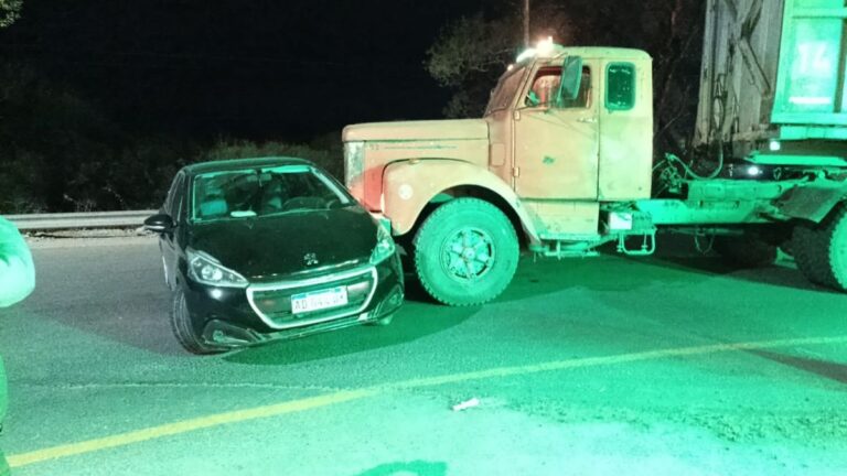 Dos hombres fueron internados tras la colisión entre un camión y un auto