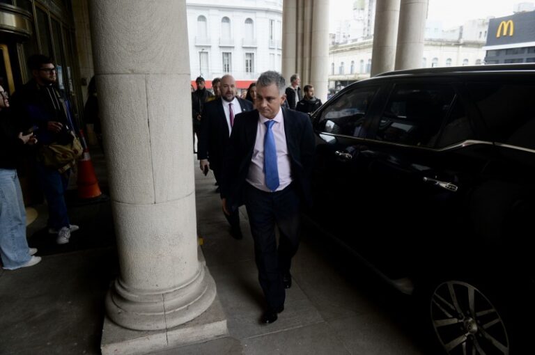 Un juez multó a Pareja con 200 mil pesos por día por el abandono de obras en barrios populares