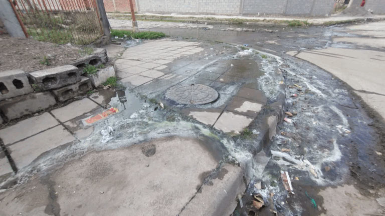 Exigen a la Municipalidad de Palpalá limpiar arroyos contaminados por líquidos cloacales