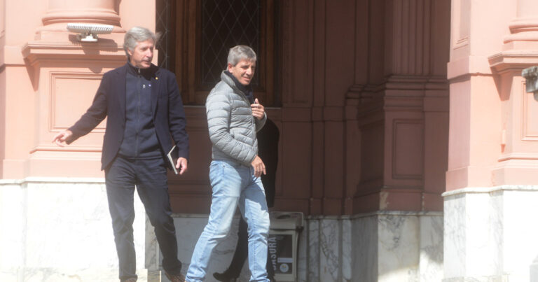 El dólar testea el «techo» de la banda y en el mercado esperan un cambio de estrategia de Caputo