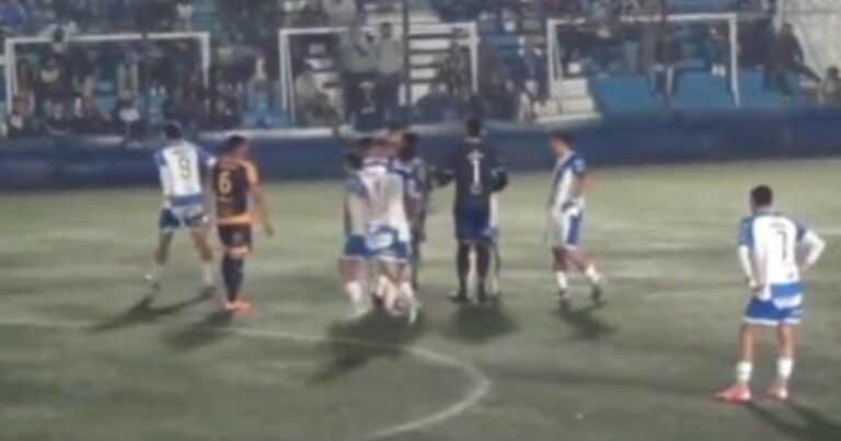 Insólito: un árbitro del Ascenso anuló un gol de mitad de cancha luego de haberlo convalidado