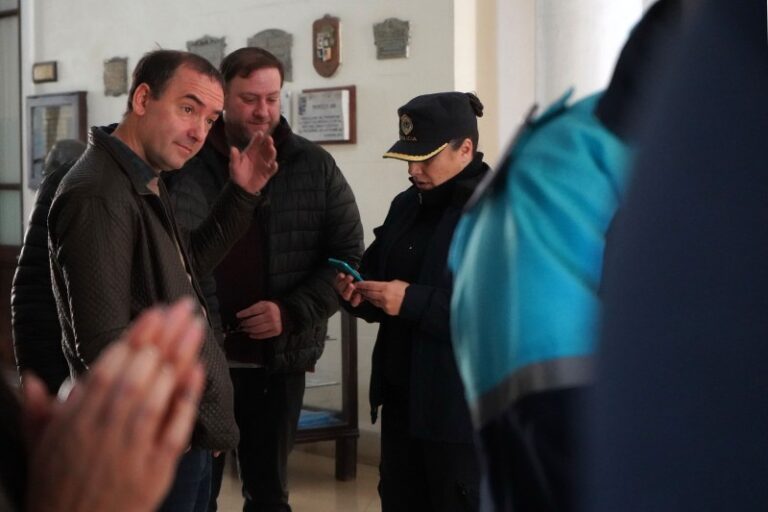 El hermano de Adorni fue a votar y le dieron el 3% para Karina