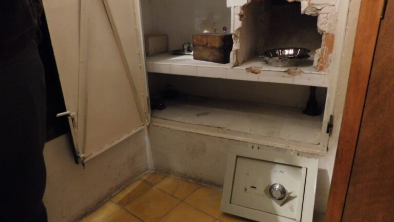 Entraron a una casa, abrieron una caja fuerte y se llevaron una gran suma de dinero