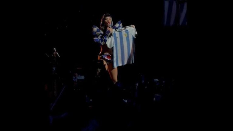 Katy Perry posó con la camiseta de la Selección y cantó «Don’t Cry for Me Argentina»: «Los brasileños se van a enojar mucho»