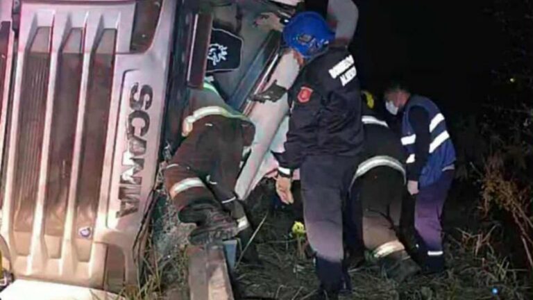 Camionero jujeño que transportaba azúcar, murió tras volcar en Tucumán