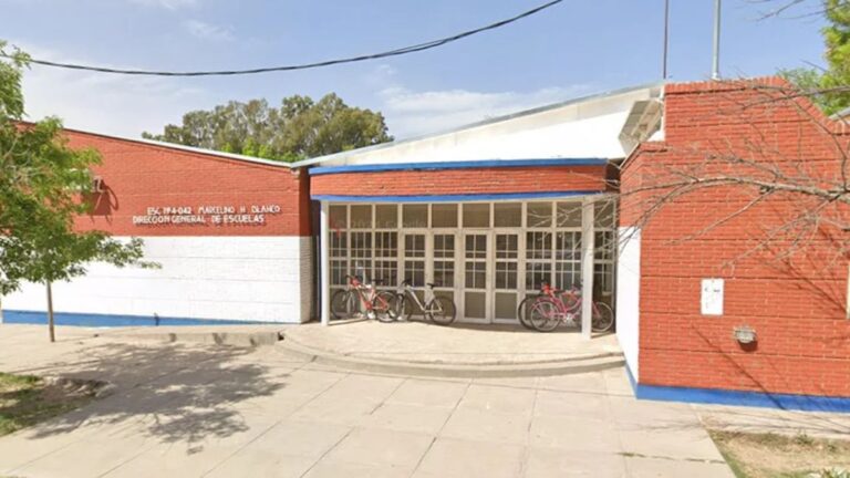 Evacuaron la escuela de Mendoza donde una alumna se atrincheró con un arma
