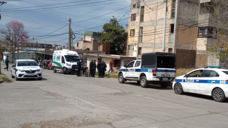 Patota atacó a dos efectivos y le fracturó el brazo a una mujer policía en Cuyaya