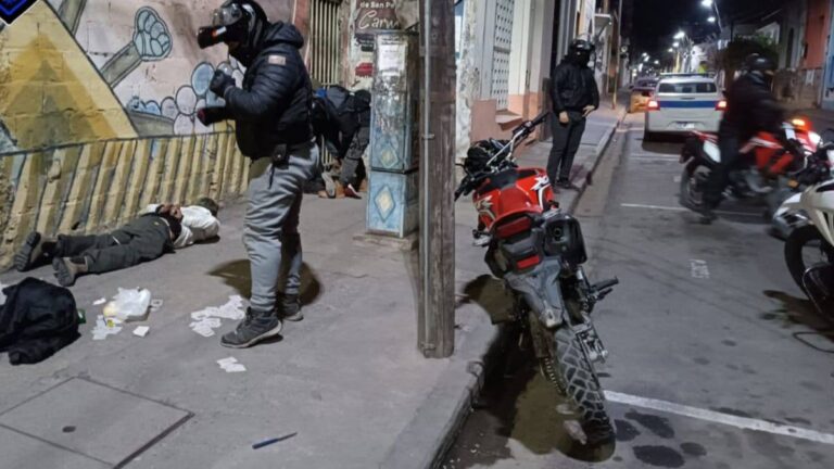 Dos personas intentaron agredir con un arma blanca a un efectivo policial