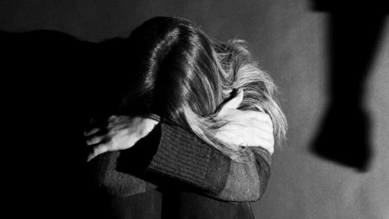 Le reclamó por unos mensajes en el celular y la apuñaló en las piernas