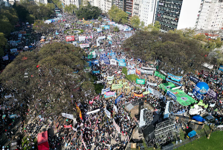 Tras la votación, las columnas de estudiantes de la Marcha Universitaria celebraron frente al Congreso