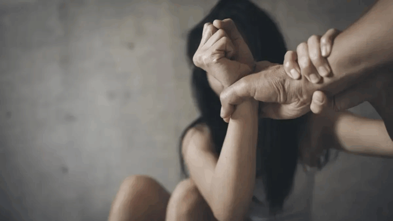 Una joven fue a bailar, su ex pareja se enteró y le dio una brutal golpiza