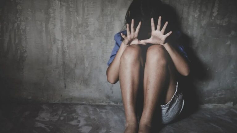 Una niña de 9 años se interpuso para que no agredieran a su madre y también fue golpeada